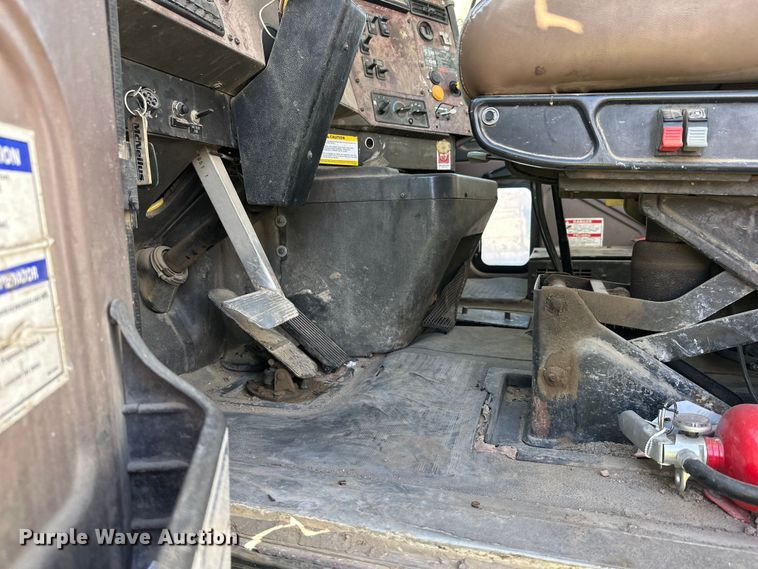 image for item DW4352 2002 International 5500i ready mix truck