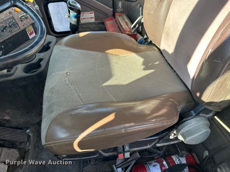 image for item DW4352 2002 International 5500i ready mix truck