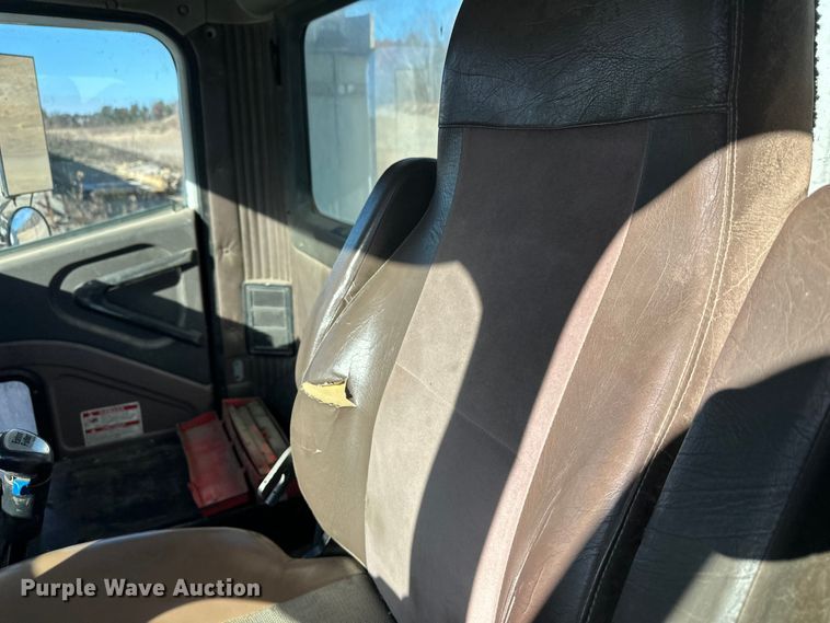 image for item DW4352 2002 International 5500i ready mix truck