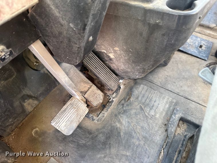 image for item DW4352 2002 International 5500i ready mix truck