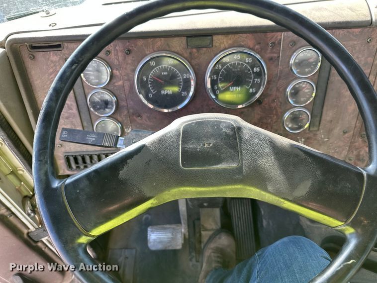 image for item DW4352 2002 International 5500i ready mix truck