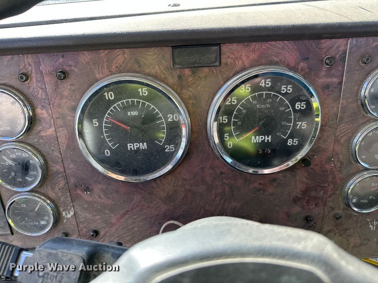 image for item DW4352 2002 International 5500i ready mix truck