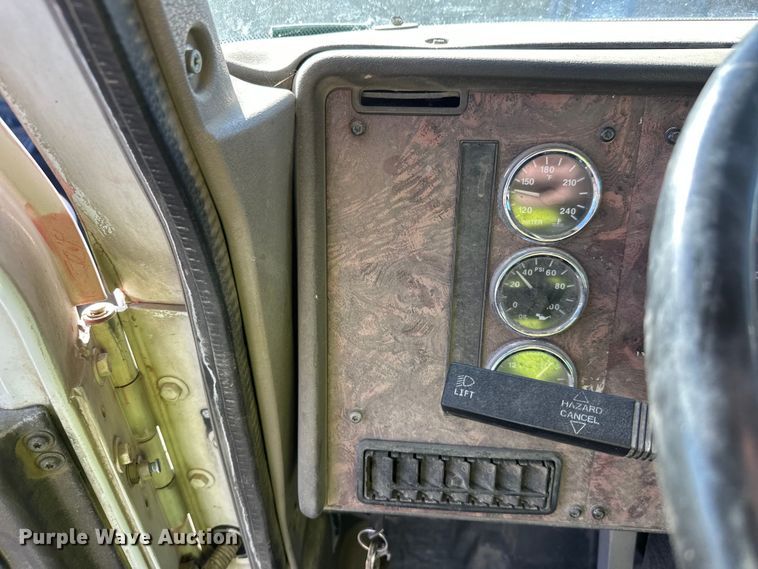 image for item DW4352 2002 International 5500i ready mix truck