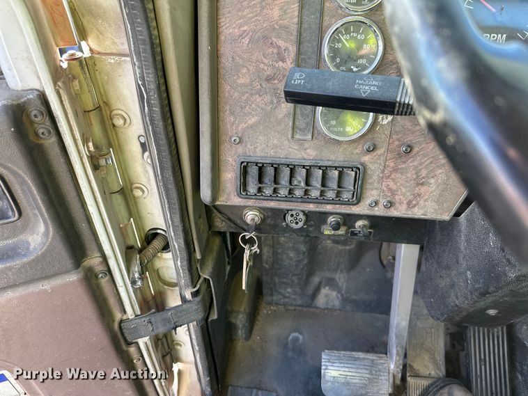 image for item DW4352 2002 International 5500i ready mix truck