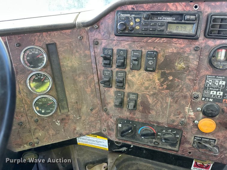 image for item DW4352 2002 International 5500i ready mix truck