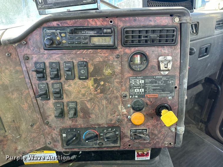 image for item DW4352 2002 International 5500i ready mix truck