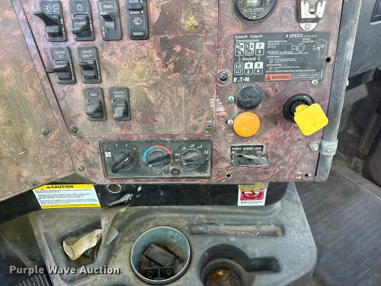 image for item DW4352 2002 International 5500i ready mix truck