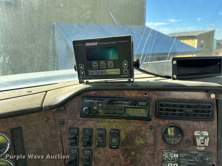 image for item DW4352 2002 International 5500i ready mix truck