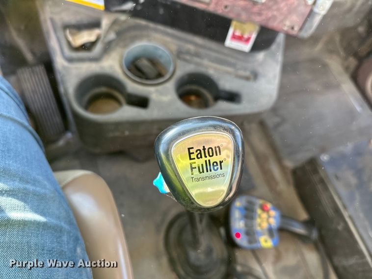 image for item DW4352 2002 International 5500i ready mix truck