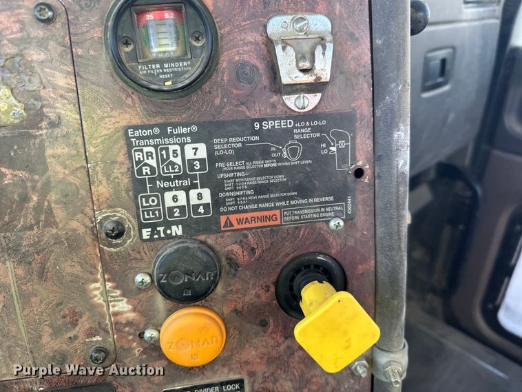 image for item DW4352 2002 International 5500i ready mix truck