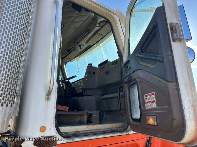 image for item DW4352 2002 International 5500i ready mix truck