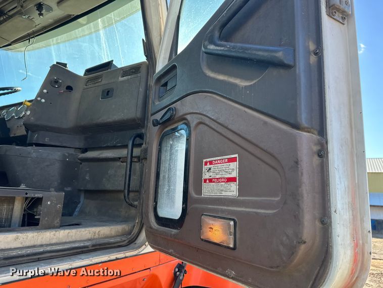 image for item DW4352 2002 International 5500i ready mix truck