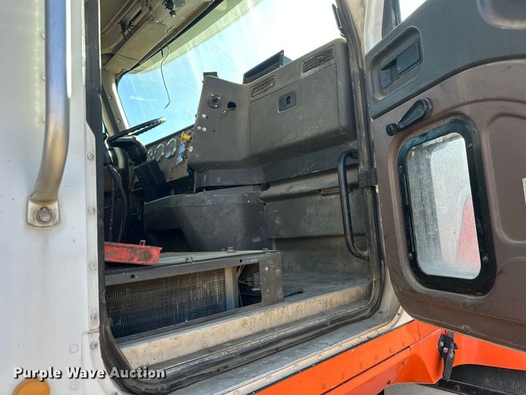 image for item DW4352 2002 International 5500i ready mix truck