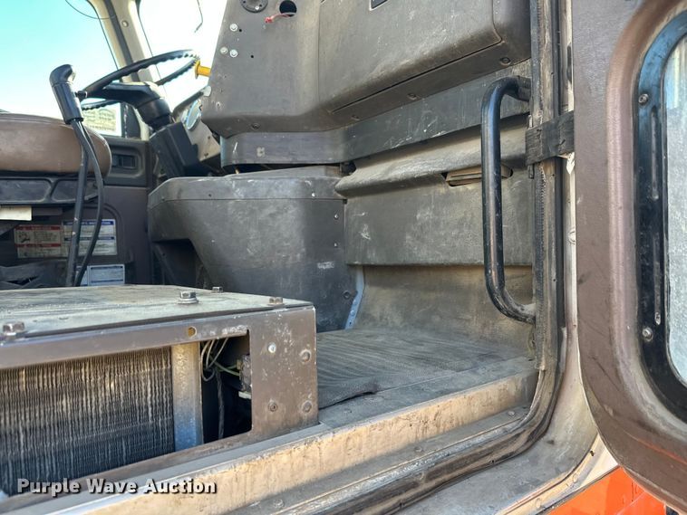 image for item DW4352 2002 International 5500i ready mix truck