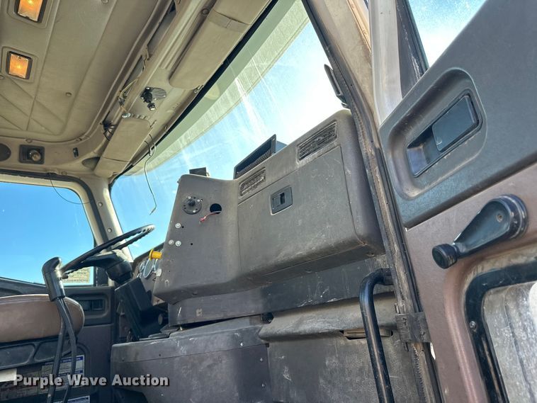 image for item DW4352 2002 International 5500i ready mix truck