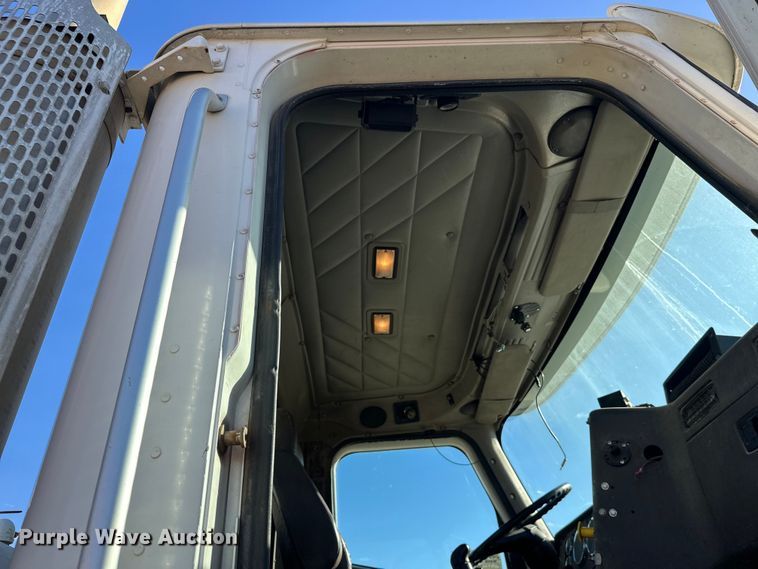 image for item DW4352 2002 International 5500i ready mix truck