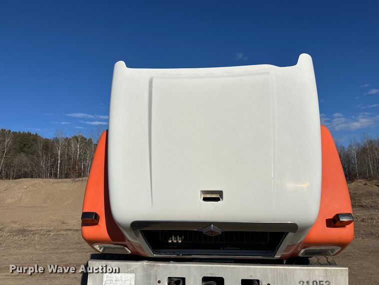 image for item DW4352 2002 International 5500i ready mix truck