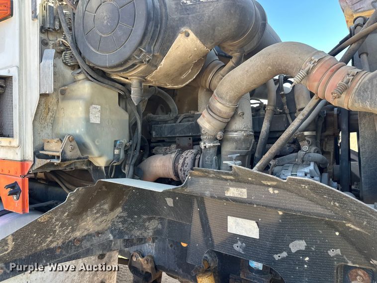 image for item DW4352 2002 International 5500i ready mix truck