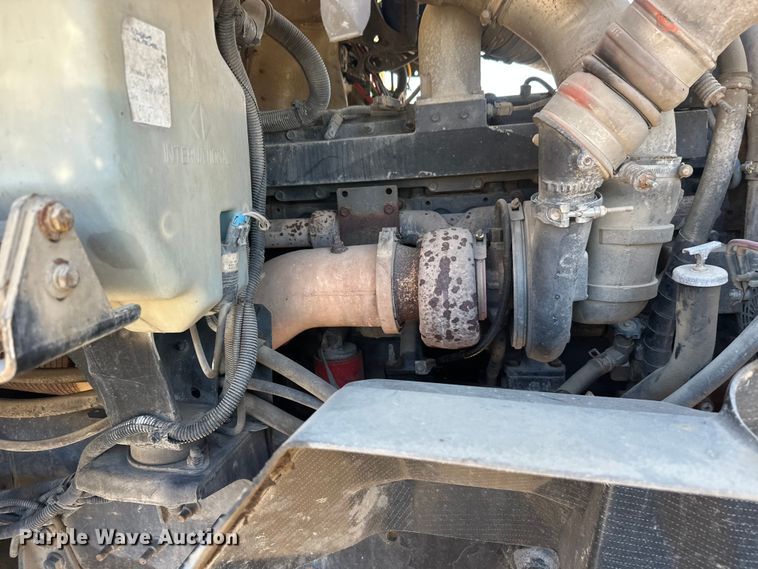 image for item DW4352 2002 International 5500i ready mix truck