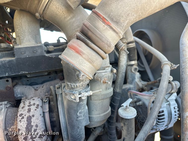 image for item DW4352 2002 International 5500i ready mix truck