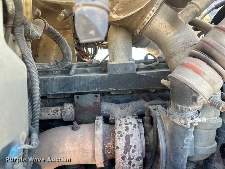 image for item DW4352 2002 International 5500i ready mix truck