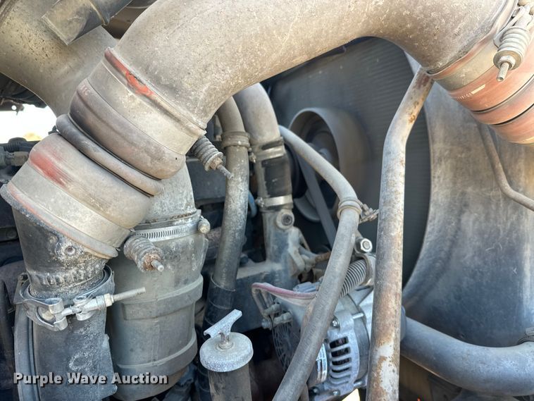 image for item DW4352 2002 International 5500i ready mix truck