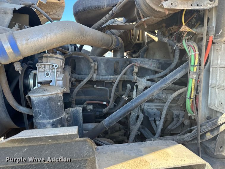 image for item DW4352 2002 International 5500i ready mix truck