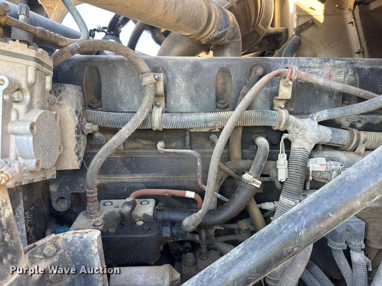 image for item DW4352 2002 International 5500i ready mix truck