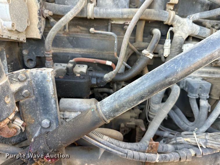 image for item DW4352 2002 International 5500i ready mix truck