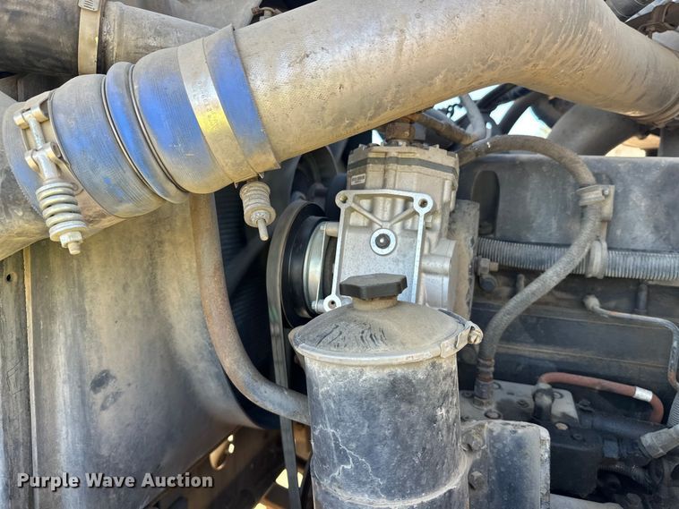 image for item DW4352 2002 International 5500i ready mix truck