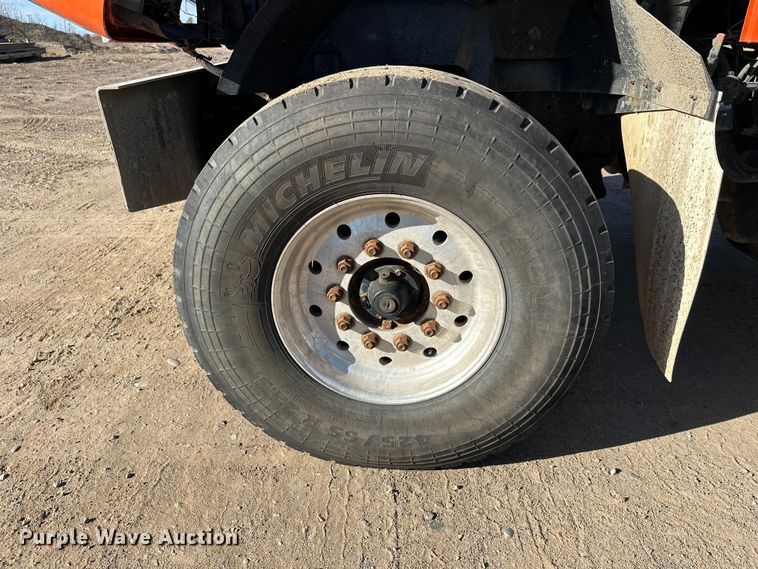 image for item DW4352 2002 International 5500i ready mix truck