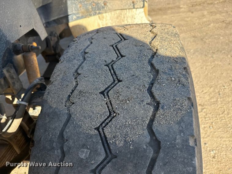 image for item DW4352 2002 International 5500i ready mix truck