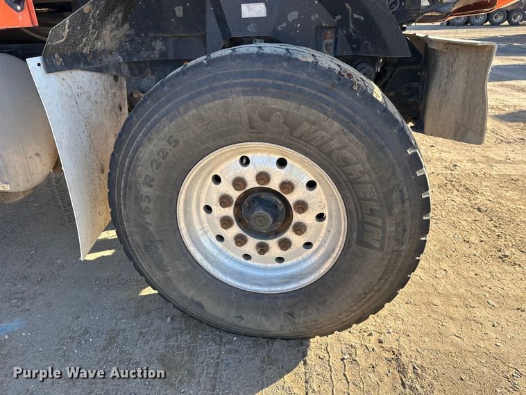 image for item DW4352 2002 International 5500i ready mix truck