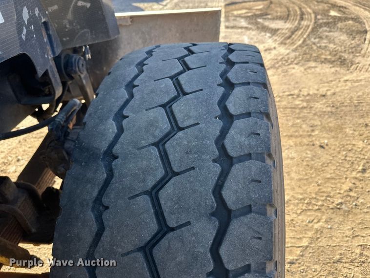 image for item DW4352 2002 International 5500i ready mix truck