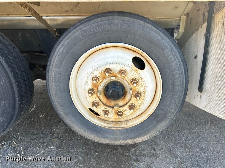 image for item DW4352 2002 International 5500i ready mix truck