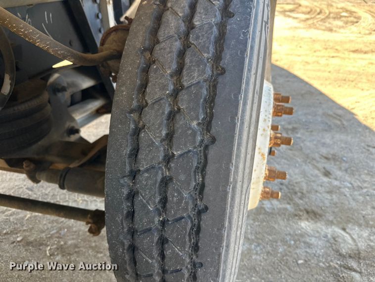 image for item DW4352 2002 International 5500i ready mix truck