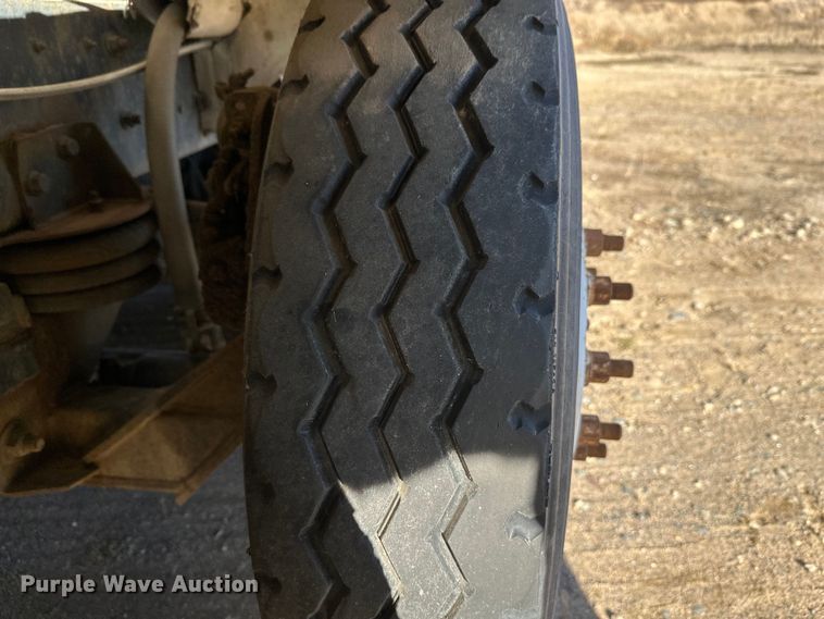 image for item DW4352 2002 International 5500i ready mix truck