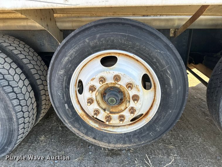 image for item DW4352 2002 International 5500i ready mix truck