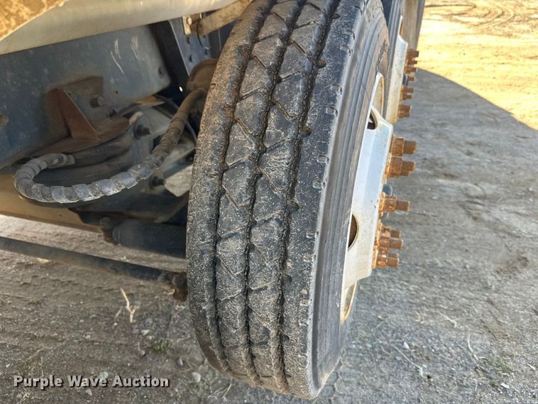 image for item DW4352 2002 International 5500i ready mix truck