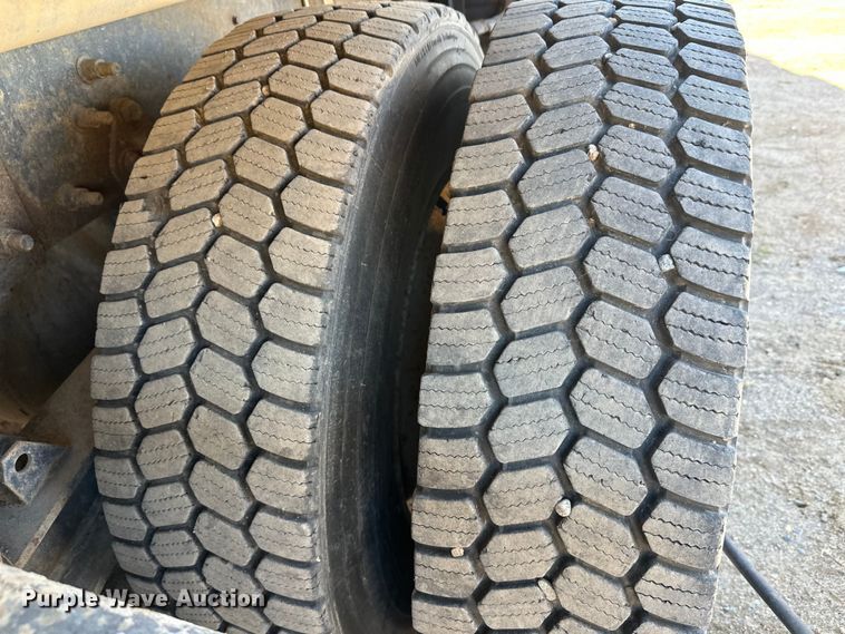 image for item DW4352 2002 International 5500i ready mix truck