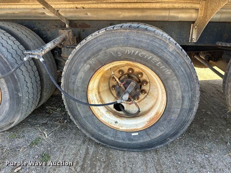 image for item DW4352 2002 International 5500i ready mix truck