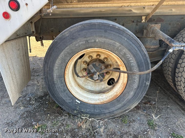 image for item DW4352 2002 International 5500i ready mix truck