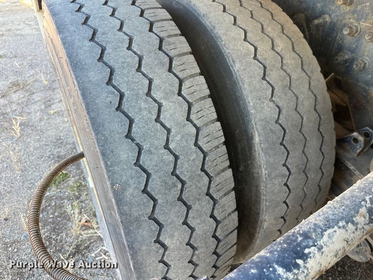 image for item DW4352 2002 International 5500i ready mix truck