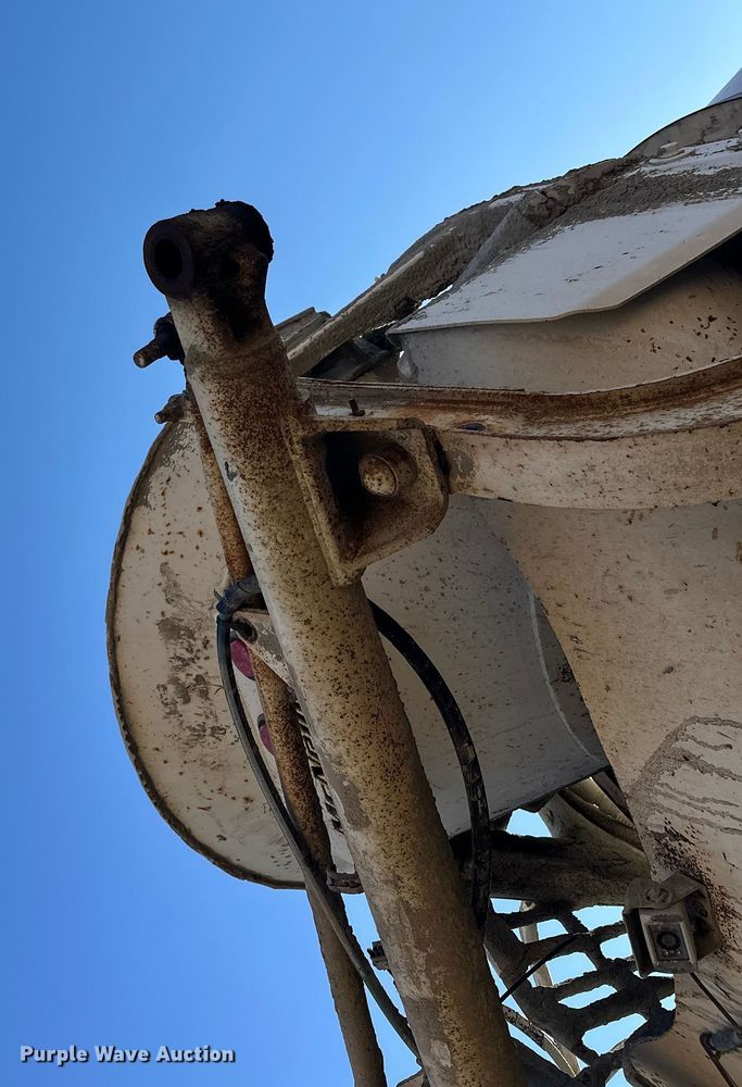 image for item DW4352 2002 International 5500i ready mix truck