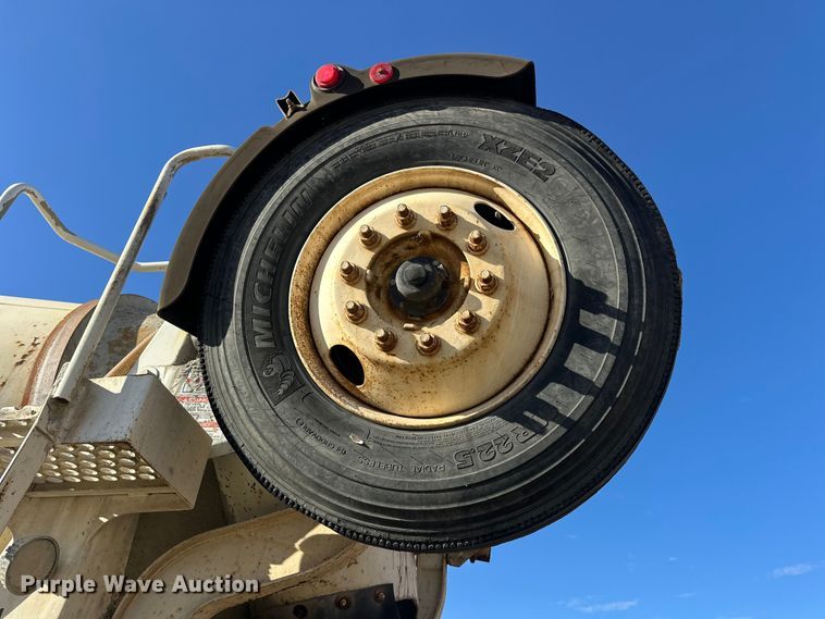 image for item DW4352 2002 International 5500i ready mix truck