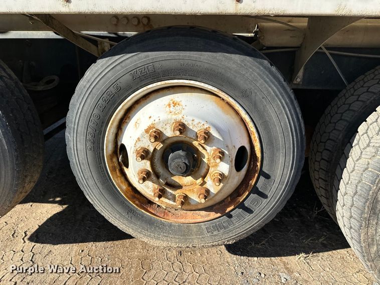 image for item DW4352 2002 International 5500i ready mix truck