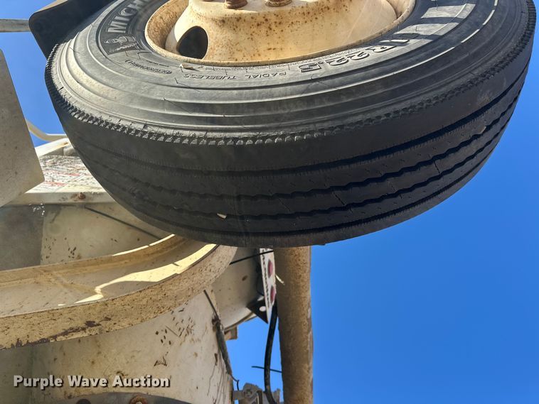 image for item DW4352 2002 International 5500i ready mix truck