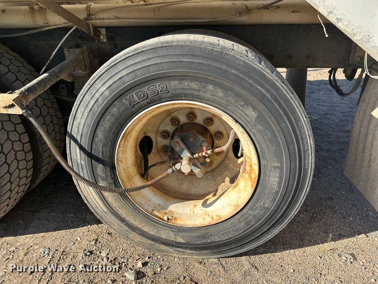 image for item DW4352 2002 International 5500i ready mix truck