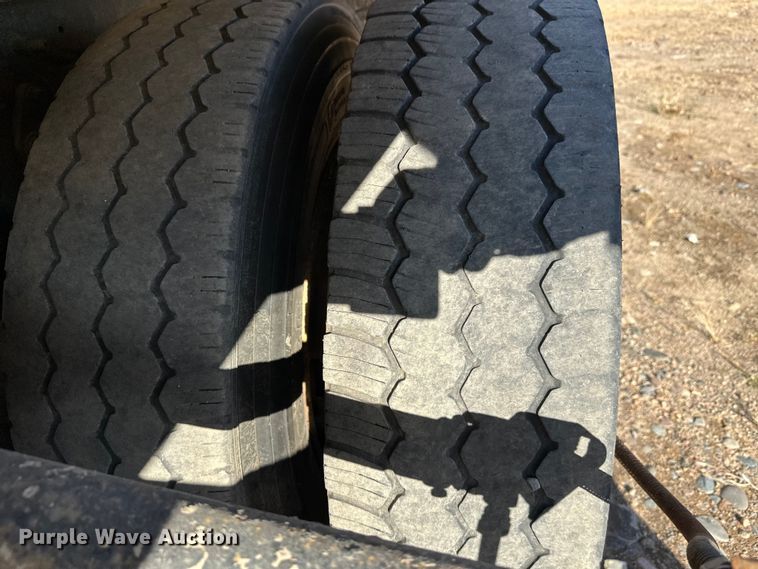 image for item DW4352 2002 International 5500i ready mix truck