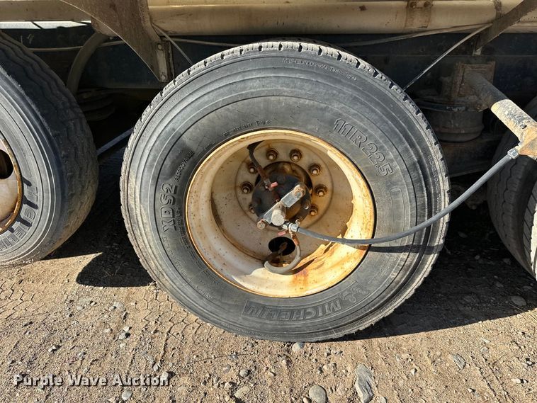 image for item DW4352 2002 International 5500i ready mix truck